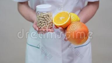 营养学家医生健康生活理念-维生素丸、橙子、葡萄柚和柠檬水果